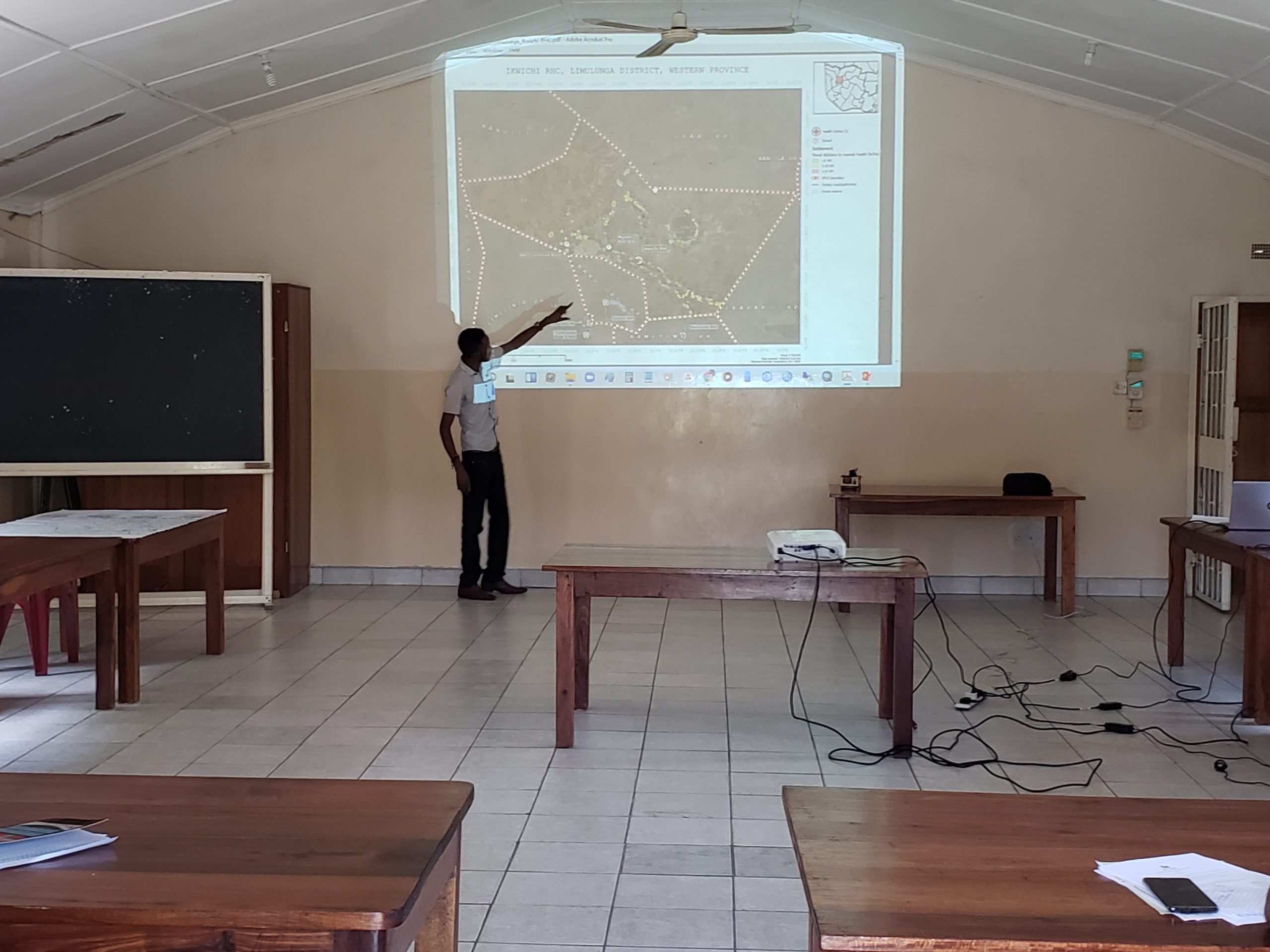 Chisenga Musuka leading session on GRID3 maps at EPI COVID-19 vaccine microplanning workshop, March 2022, Image Credits: GRID3